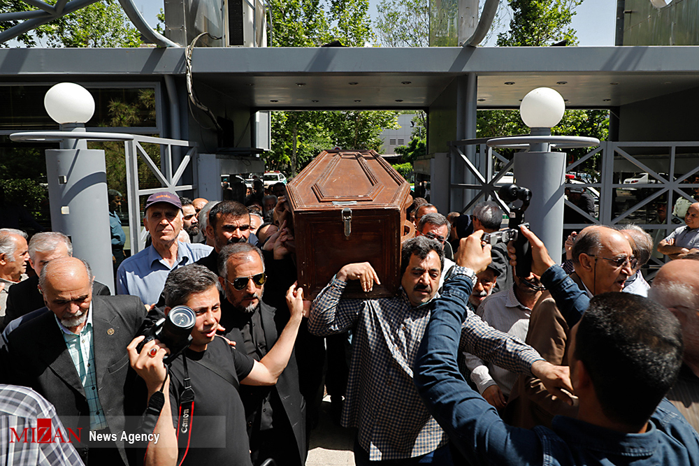 تشییع پیکر «پرویز بهرام» تشییع پیکر «پرویز بهرام» /نصیریان: بهرام فقط یه دوبلور نبود بلکه بازیگر توانایی بود/والی زاده: به خانواده بزرگ دوبله تسلیت میگویم