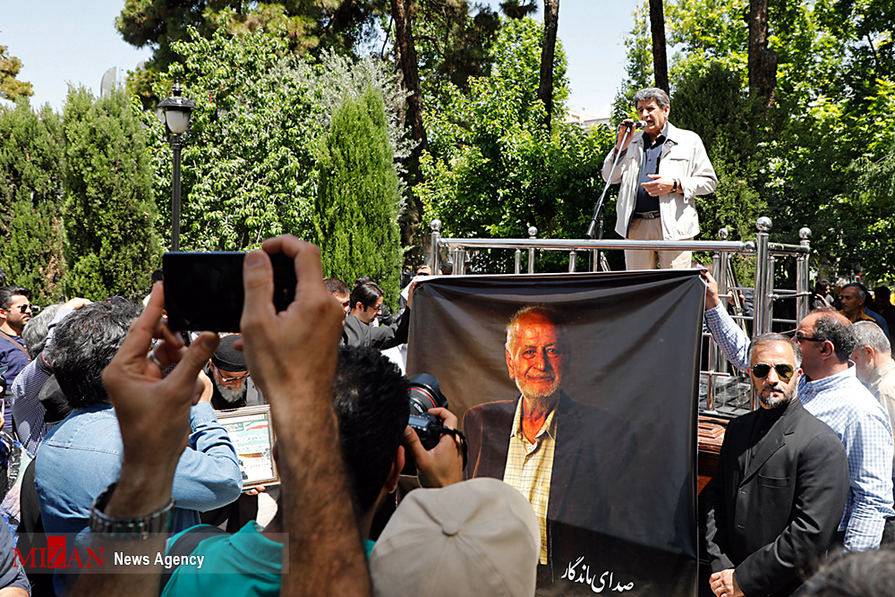 تشییع پیکر «پرویز بهرام» تشییع پیکر «پرویز بهرام» /نصیریان: بهرام فقط یه دوبلور نبود بلکه بازیگر توانایی بود/والی زاده: به خانواده بزرگ دوبله تسلیت میگویم