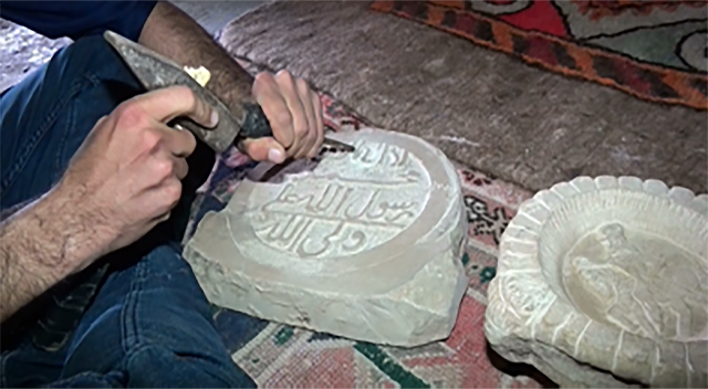 هنرنمایی جوان خوش ذوق بر روی سنگ هنرنمایی جوان خوش ذوق بر روی سنگ