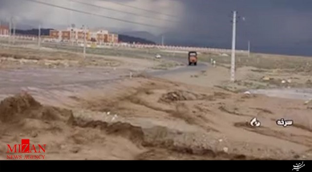 جاری شدن سیل در شهرستان سرخه استان سمنان جاری شدن سیل در شهرستان سرخه استان سمنان