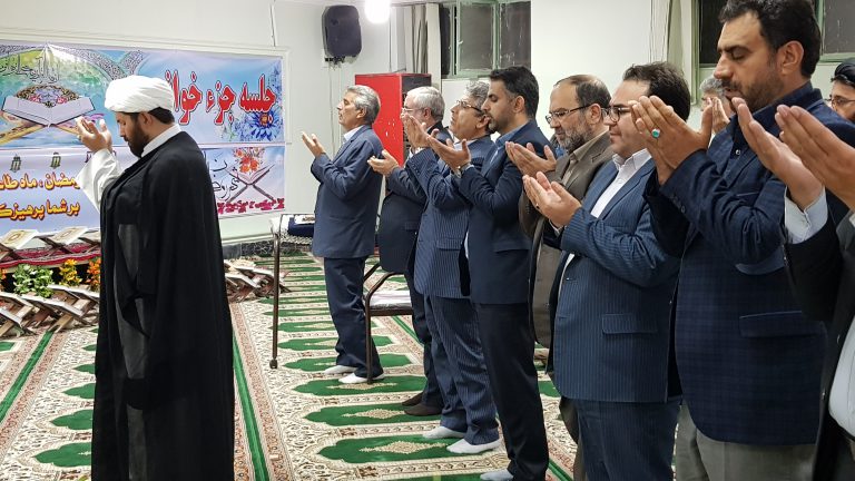 برپایی ضیافت افطاری ۲۱۵۰ مددجو با حضور مسئولین در ندامتگاه قزلحصار