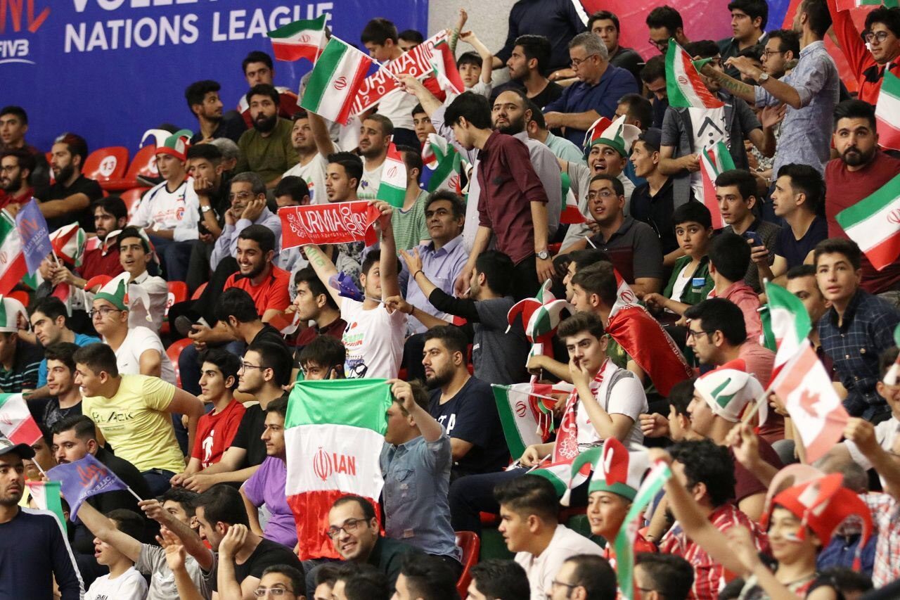 به‌روزرسانی می‌شود/ توزیع پرچم کانادا بین هواداران!/ وزیر ورزش مهمان ویژه دیدار ایران و لهستان + عکس