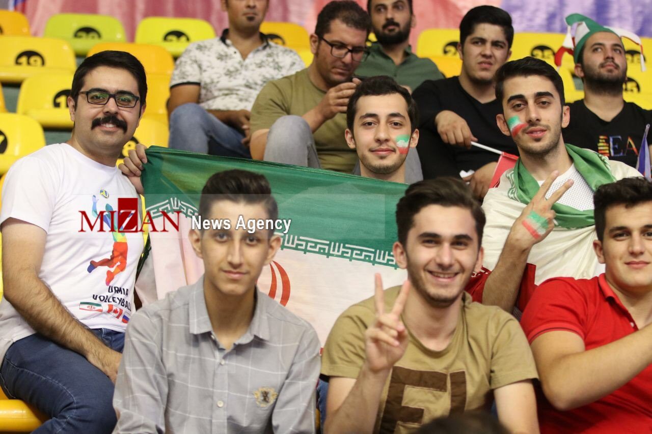 به‌روزرسانی می‌شود/ توزیع پرچم کانادا بین هواداران!/ وزیر ورزش مهمان ویژه دیدار ایران و لهستان + عکس