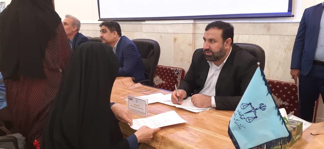 برپایی میز خدمت مسئولین قضایی در میعادگاه‌های نماز جمعه استان هرمزگان/ دیدار رئیس کل دادگستری با ۲۴۶ نفر از شهروندان در مسجد جامع بندرعباس