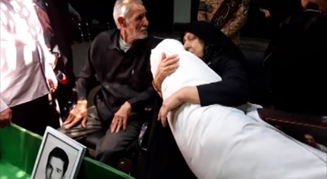 لحظاتی دردناک از لالایی مادر شهید تازه تفحص شده
