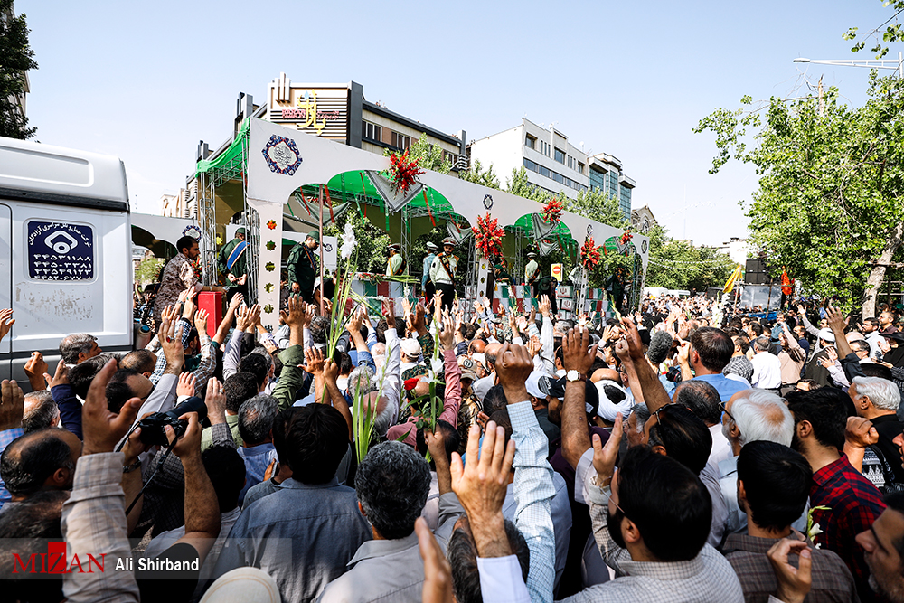 وداع با پیکر پاک ۱۵۰ شهید تازه تفحصشده با حضور معنادار مردم وداع با پیکر پاک ۱۵۰ شهید تازه تفحصشده با حضور معنادار مردم