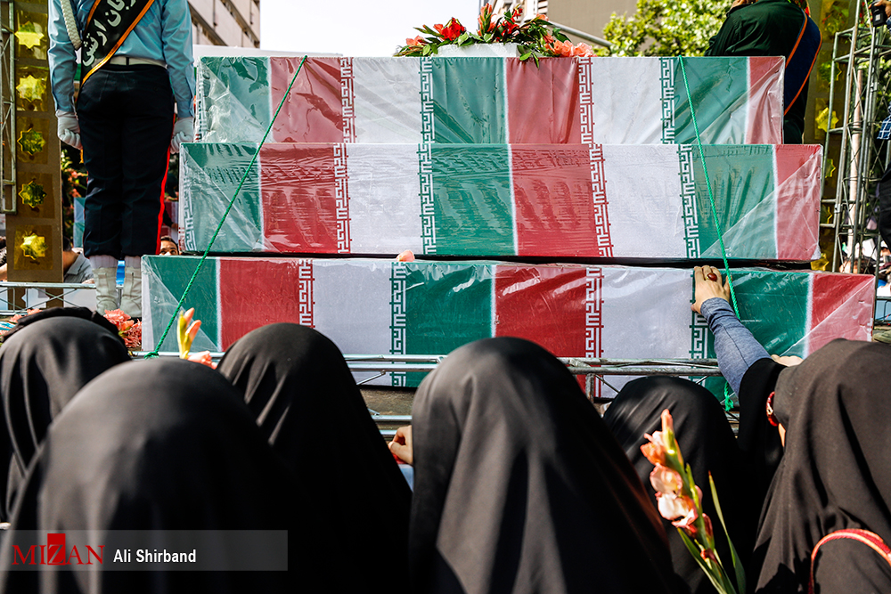 وداع با پیکر پاک ۱۵۰ شهید تازه تفحصشده با حضور معنادار مردم وداع با پیکر پاک ۱۵۰ شهید تازه تفحصشده با حضور معنادار مردم