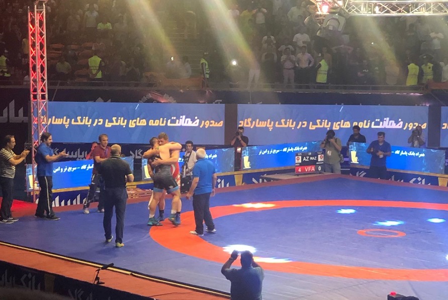 استقبال بی‌نظیر تماشاگران/ قاسمی با چشمان اشکبار روی دوش هادی خداحافظی کرد