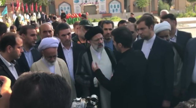 پیگیری مشکلات مردمی از اولین دقایق حضور آیت الله رئیسی در گلزار شهدای اراک