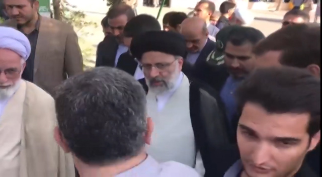 گپ و گفت صمیمی رئیس دستگاه قضا با مردم اراک در گلزار شهدا گپ و گفت صمیمی رئیس دستگاه قضا با مردم اراک در گلزار شهدا