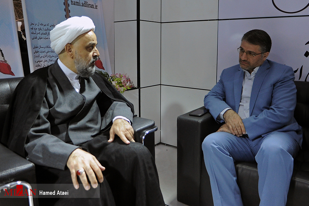 بازدید رئیس سازمان پزشکی قانونی از غرفه دستگاه قضایی در نمایشگاه الکامپ