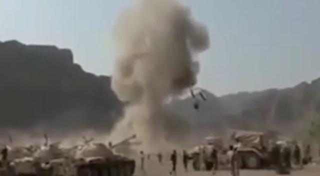لحظه برخورد موشک یمنیها به رژه مزدوران سعودی - اماراتی لحظه برخورد موشک یمنیها به رژه مزدوران سعودی - اماراتی