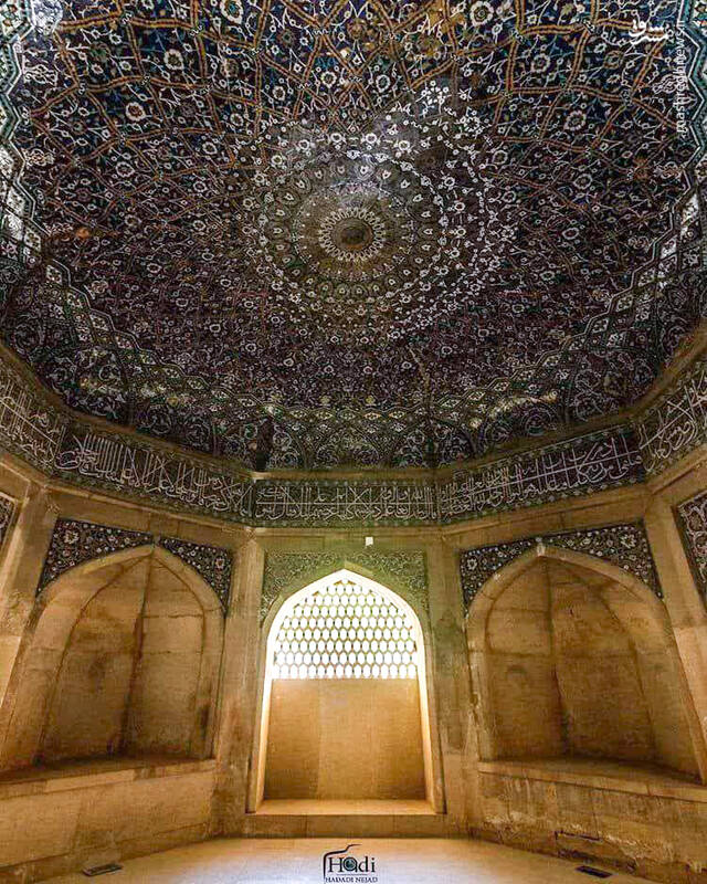 نمایی تماشایی از ورودی مدرسه خان شیراز