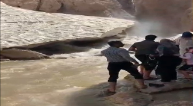 یک کشته در پی ریزش غار یخی یک کشته در پی ریزش غار یخی