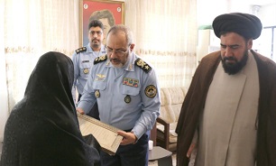 فرمانده نیروی هوایی ارتش با مادر سرباز شهید «زیردآبی آذر» دیدار کرد