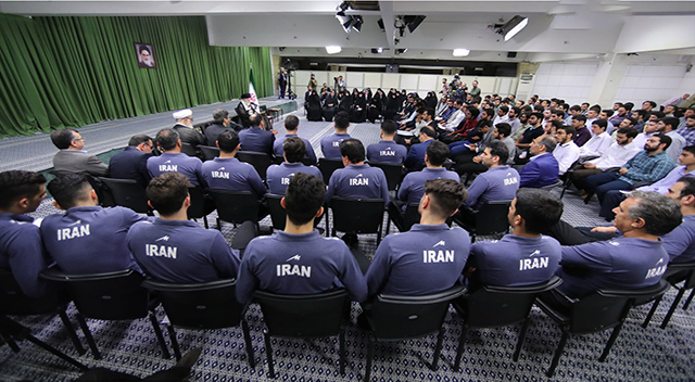 لحظاتی از دیدار مدالآوران المپیادهای علمی و تیم ملی والیبال جوانان با رهبرانقلاب لحظاتی از دیدار مدالآوران المپیادهای علمی و تیم ملی والیبال جوانان با رهبرانقلاب