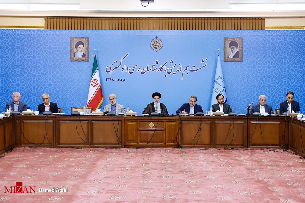 کارشناسان در جهت تصمیم سازی برای تصمیم گیری‌ها نقش تعیین کننده‌ای را بر عهده دارند