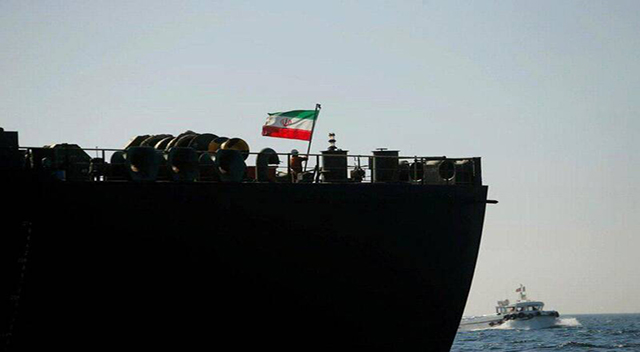 اهتزاز پرچم ایران بر فراز نفتکش «آدریان دریا» اهتزاز پرچم ایران بر فراز نفتکش «آدریان دریا»