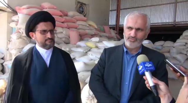 مخلوط کردن گندم با فضولات حیوانی در سیلوی گنبد کاووس