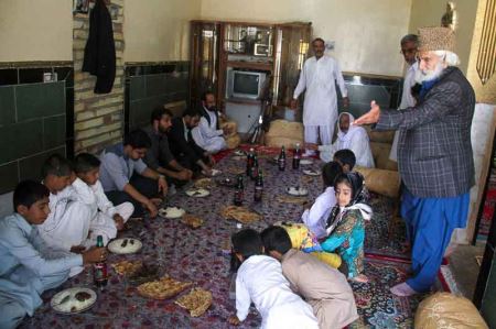 جنجال پیرمرد ایرانی با عجیب ترین جمعیت خانواده +عکس جنجال پیرمرد ایرانی با عجیب ترین جمعیت خانواده +عکس