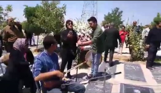خاکسپاری غیر متعارف متوفی در یکی از شهرهای اطراف تهران خاکسپاری غیر متعارف متوفی در یکی از شهرهای اطراف تهران