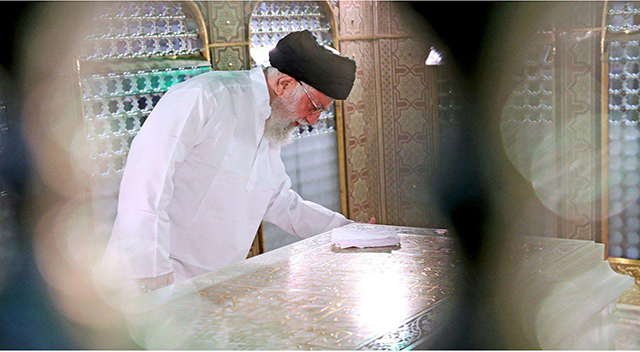 فیلمی از غبارروبی امروز ضریح امام رضا (ع) با حضور رهبر انقلاب فیلمی از غبارروبی امروز ضریح امام رضا (ع) با حضور رهبر انقلاب