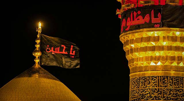 تصاویری از لحظه برافراشته شدن پرچم سیاه عزا بر فراز گنبد مطهر حرم امام حسین (ع) تصاویری از لحظه برافراشته شدن پرچم سیاه عزا بر فراز گنبد مطهر حرم امام حسین (ع)