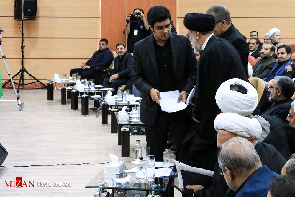 آیت الله رئیسی: اینکه دادستانی برای قلع و قمع یک بنا حکم می‌دهد برای این است که زمانی که لازم بوده جلوی احداث این بنا گرفته نشده و از خشت اول جلوگیری نشده تا تبدیل به یک خانه و ویلا شده/ در مورد باغ شهر‌ها و دست اندازی به اراضی یک کارگروهی از مسئولان اجرایی و قضایی تشکیل شود/ موضوع شرکت‌های هفده‌گانه حتما مورد بررسی قرار خواهد گرفت و مردم را در جریان رسیدگی قرار خواهیم داد