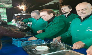 دانشمندان برتر جهان در حال خدمت رسانی به عزاداران امام حسین (ع)