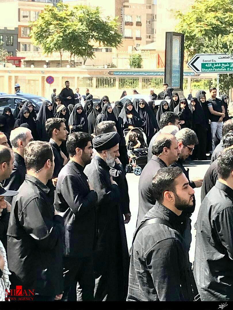 تصاویری از حضور رئیس دستگاه قضا در دسته عزاداری ظهر عاشورا
