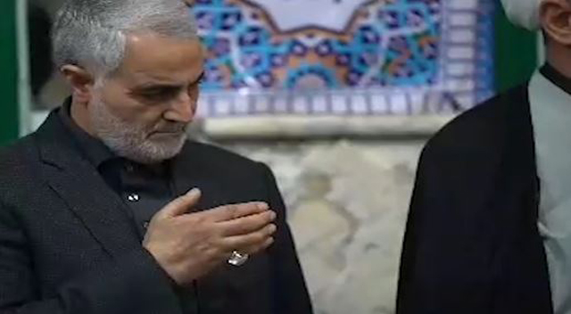 تصاویری دیده نشده از حضور سرلشکر قاسم سلیمانی در حرم امام حسین (ع) تصاویری دیده نشده از حضور سرلشکر قاسم سلیمانی در حرم امام حسین (ع)