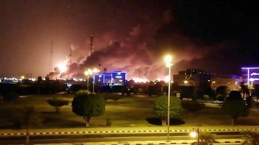 انفجار و آتش سوزی در تاسیسات نفتی آرامکو در شرق عربستان/وزارت کشور عربستان: تاسیسات نفتی هدف حملات پهپادی قرار گرفتند