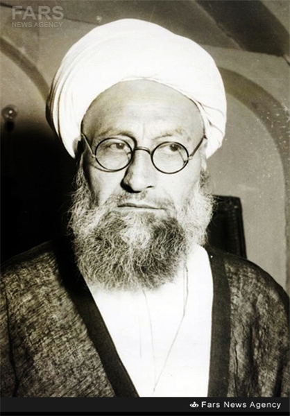 آیت‌الله‌العظمی اراکی در حال اقامه نماز در عرفات +تصاویر