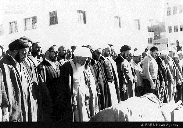 آیت‌الله‌العظمی اراکی در حال اقامه نماز در عرفات +تصاویر