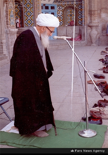 آیت‌الله‌العظمی اراکی در حال اقامه نماز در عرفات +تصاویر