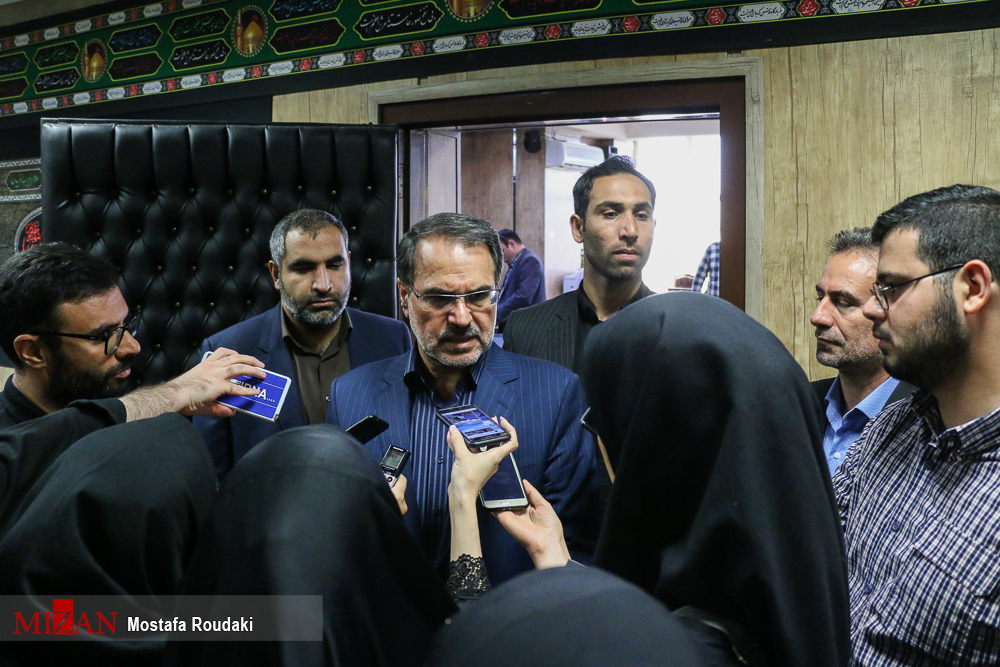 بعضى افراد تحت عنوان ایجاد طرح‌های پرورش میگو و ماهى اقدام به گرفتن اراضى وسیع در حریم و حاشیه خلیج فارس مى‌کنند