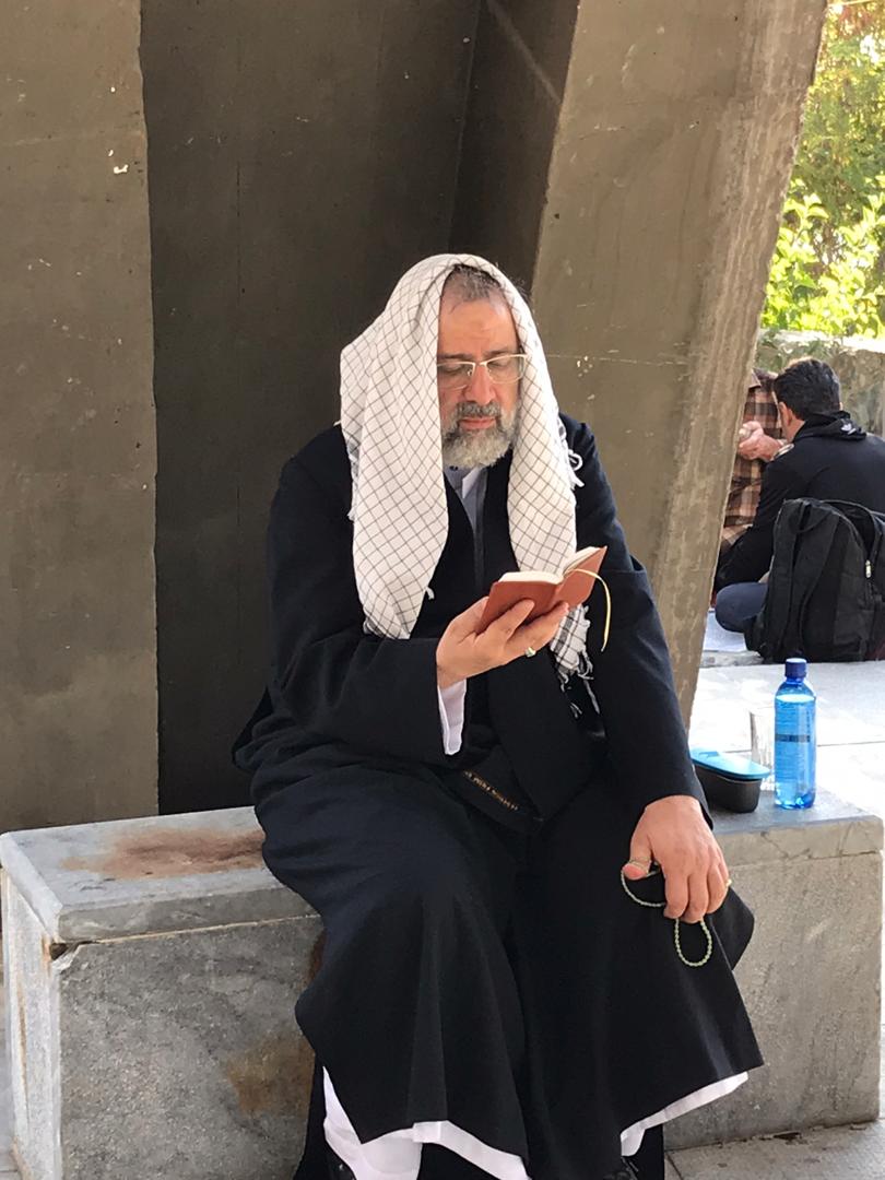 حضور رئیس قوه قضاییه در مقبرةالشهداء کلکچال و گفت‌وگو با زائران قبور شهدا