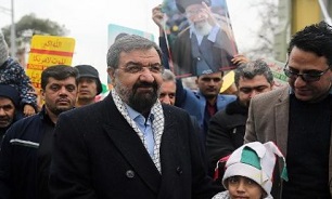 حضور دبیر مجمع تشخیص مصلحت نظام در میان راهپیمایان تهرانی