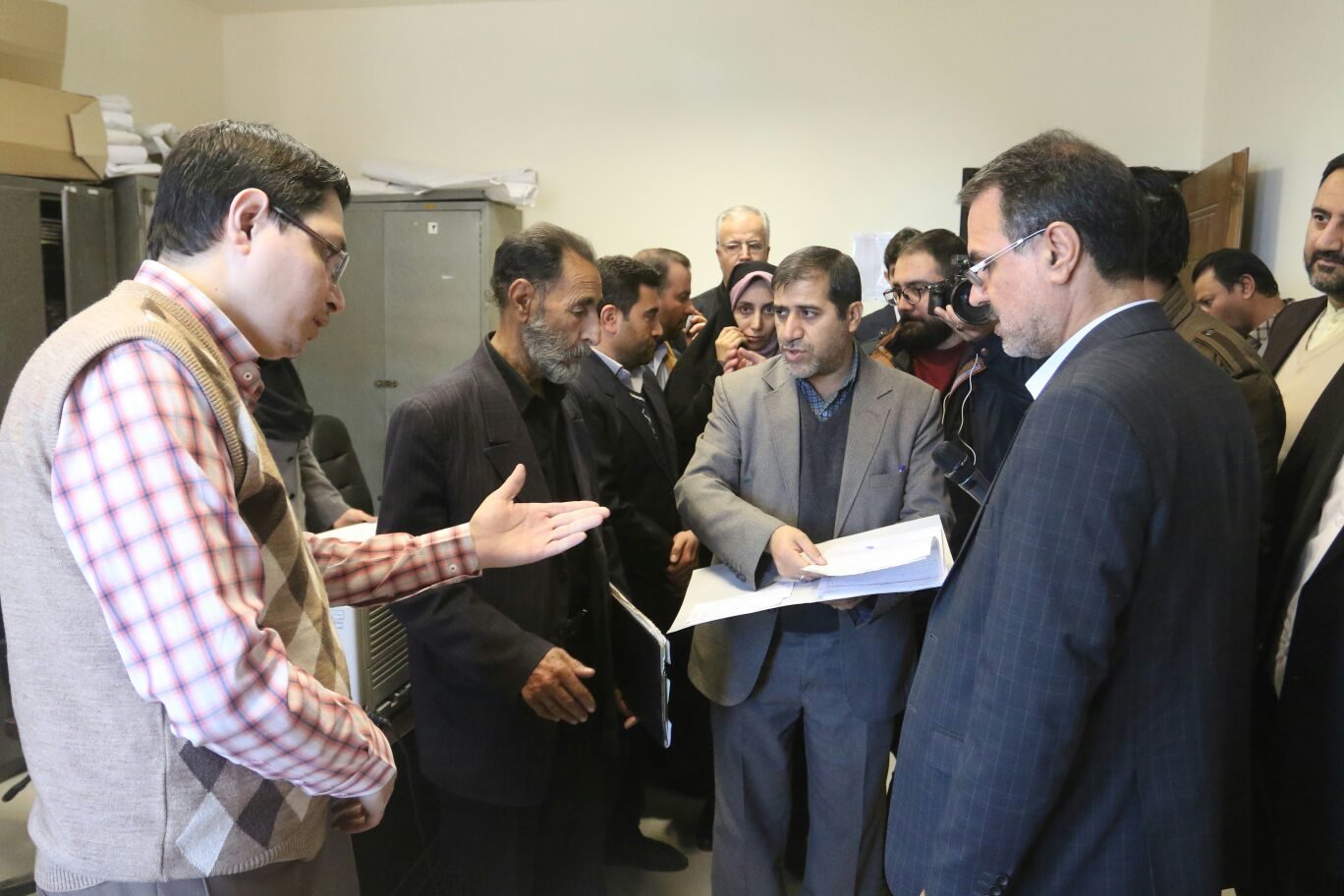 از نظارت بر نحوه تکریم ارباب رجوع در واحدهای ثبتی از جایگاه مراجعین تا دستور تسریع در رفع مشکل پرونده زمین زراعی یک پیرمرد