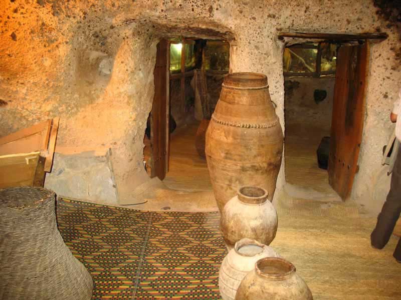 روستای میمند شهر بابک چه جاذبه‌ای دارد؟ /سکونتگاه صخره‌ای ایران کجاست