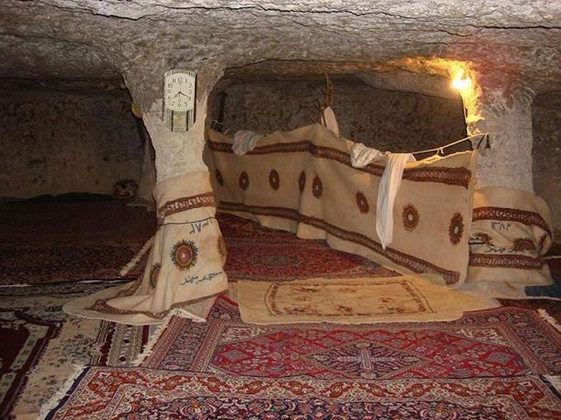 روستای میمند شهر بابک چه جاذبه‌ای دارد؟ /سکونتگاه صخره‌ای ایران کجاست