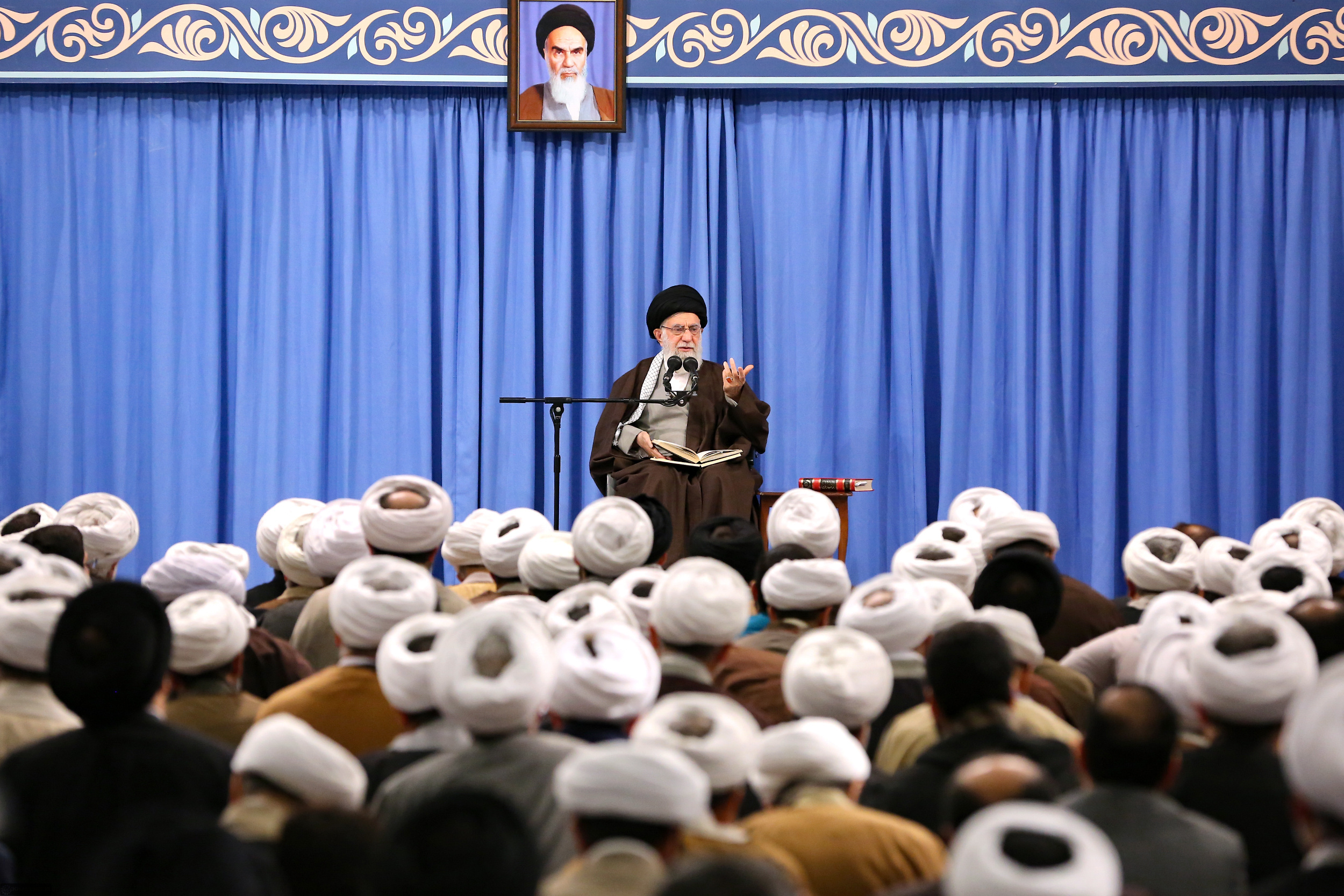 انتقاد رهبر معظم انقلاب نسبت به ثبتنام بیمحابای برخی افراد در انتخابات مجلس انتقاد رهبر معظم انقلاب نسبت به ثبتنام بیمحابای برخی افراد در انتخابات مجلس