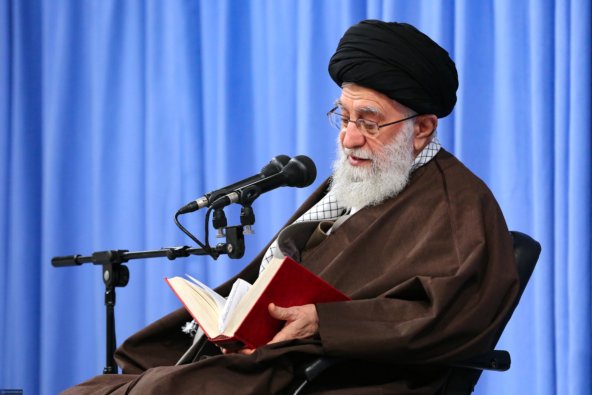 انتقاد رهبر معظم انقلاب نسبت به ثبتنام بیمحابای برخی افراد در انتخابات مجلس انتقاد رهبر معظم انقلاب نسبت به ثبتنام بیمحابای برخی افراد در انتخابات مجلس