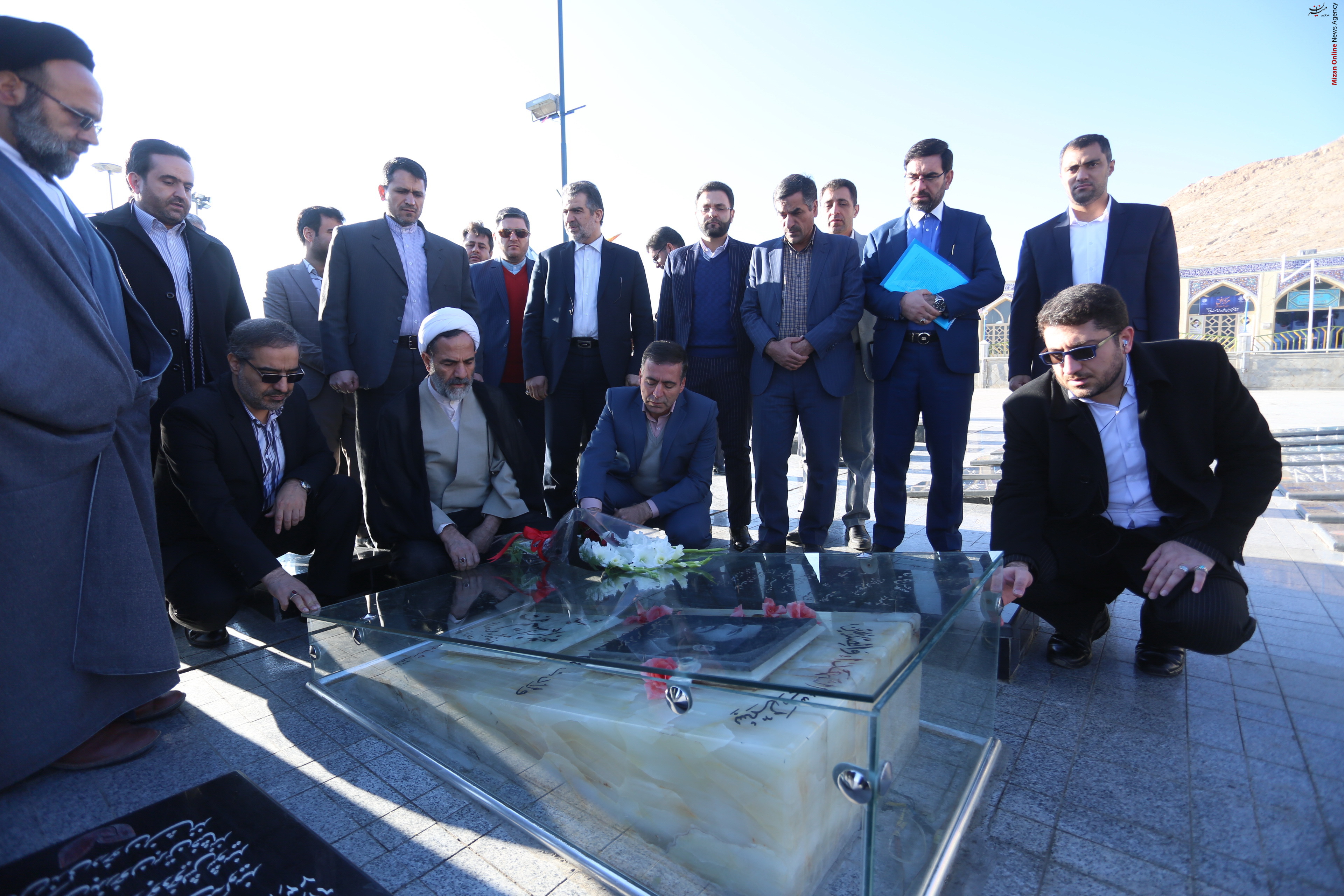 ادای احترام رئیس سازمان بازرسی کل کشور به مقام شامخ شهدای شهرستان شهرضا ادای احترام رئیس سازمان بازرسی کل کشور به مقام شامخ شهدای شهرستان شهرضا