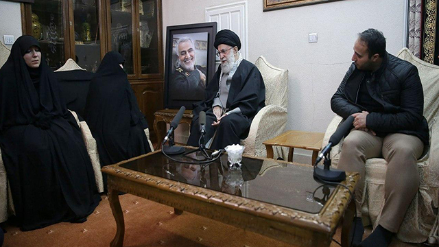 فیلم حضور فرمانده کل قوا در منزل شهید سلیمانی فیلم حضور فرمانده کل قوا در منزل شهید سلیمانی