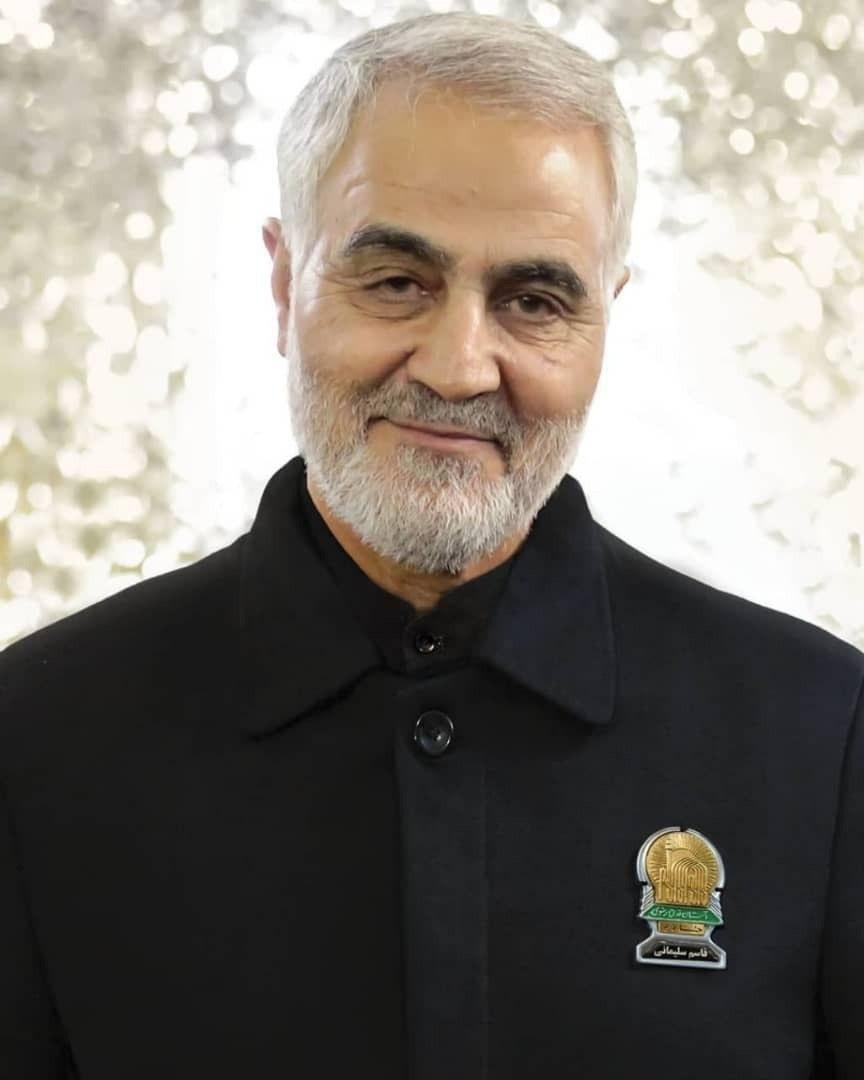 حاج قاسم در لباس خادمی امام رضا (ع) حاج قاسم در لباس خادمی امام رضا (ع)