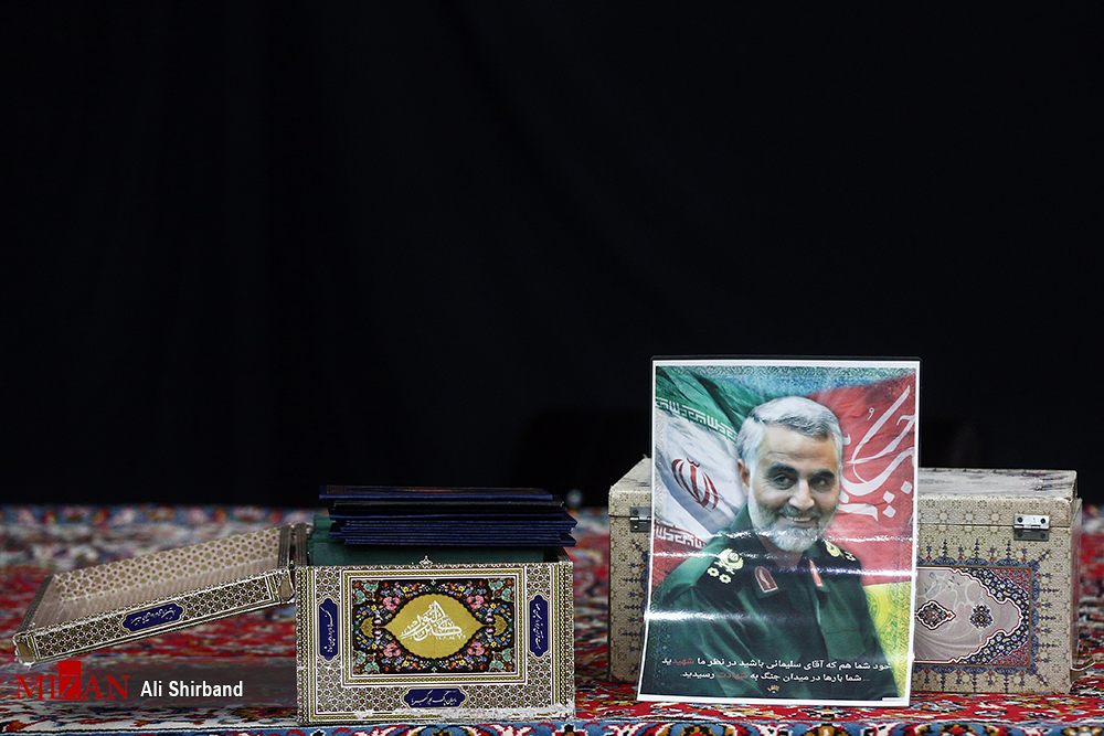 حضور نمایندگان استان کرمان در منزل شهید سپهبد حاج قاسم سلیمانی حضور نمایندگان استان کرمان در منزل شهید سپهبد حاج قاسم سلیمانی