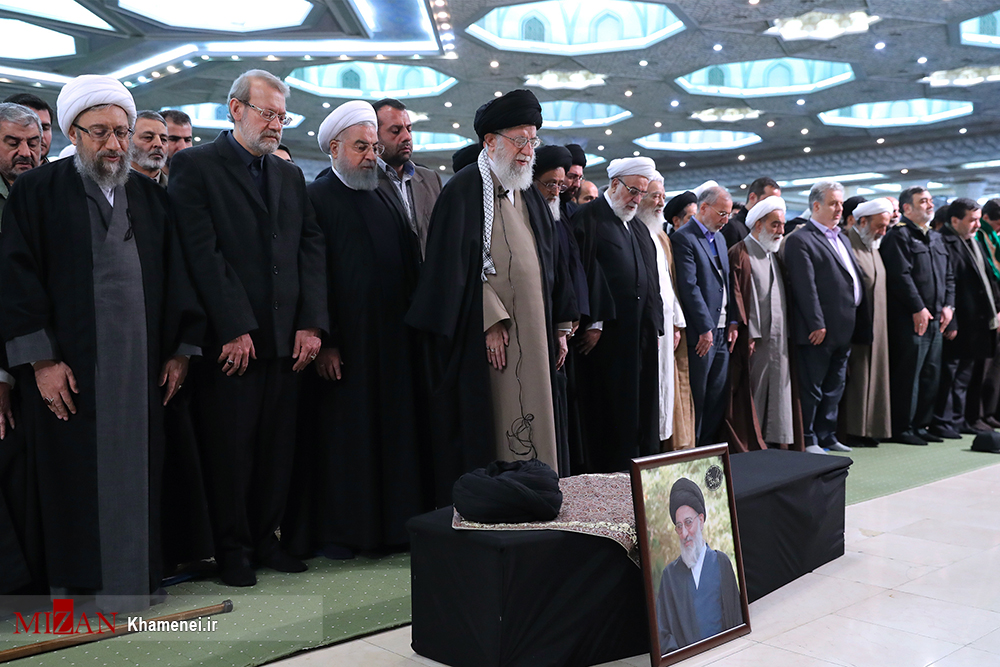 رهبر انقلاب بر پیکر کدام یک از شخصیتهای سیاسی نماز خوانده است؟ رهبر انقلاب بر پیکر کدام یک از شخصیتهای سیاسی نماز خوانده است؟