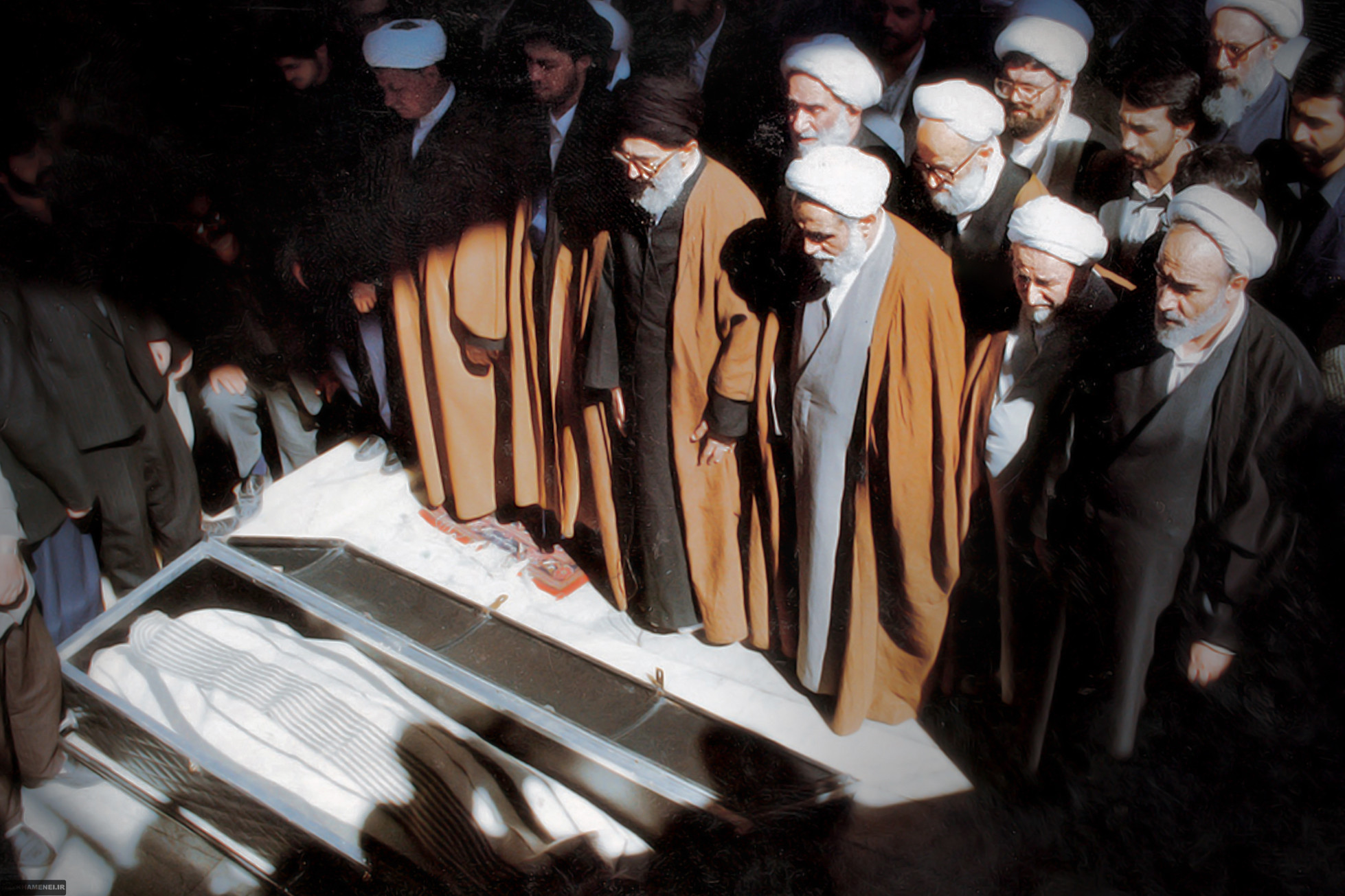 رهبر انقلاب بر پیکر کدام یک از شخصیتهای سیاسی نماز خوانده است؟ رهبر انقلاب بر پیکر کدام یک از شخصیتهای سیاسی نماز خوانده است؟