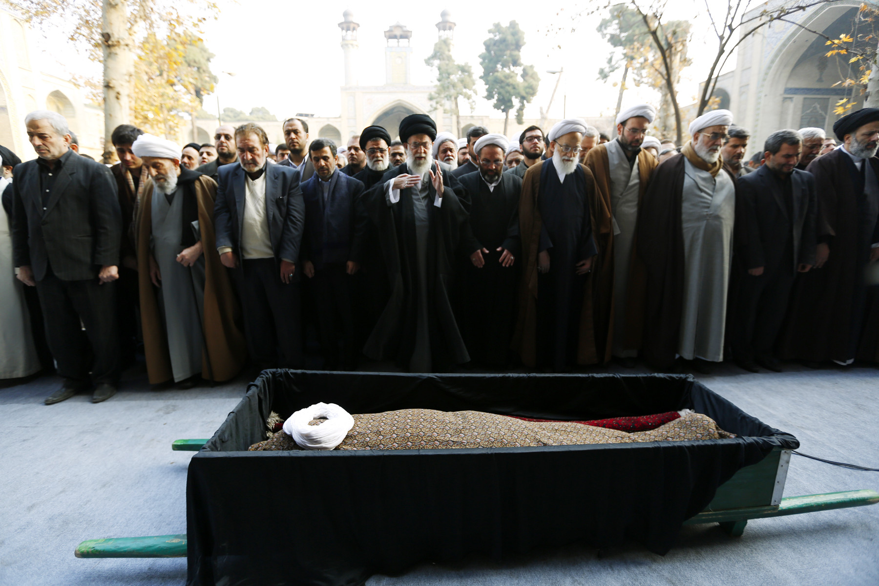 رهبر انقلاب بر پیکر کدام یک از شخصیتهای سیاسی نماز خوانده است؟ رهبر انقلاب بر پیکر کدام یک از شخصیتهای سیاسی نماز خوانده است؟
